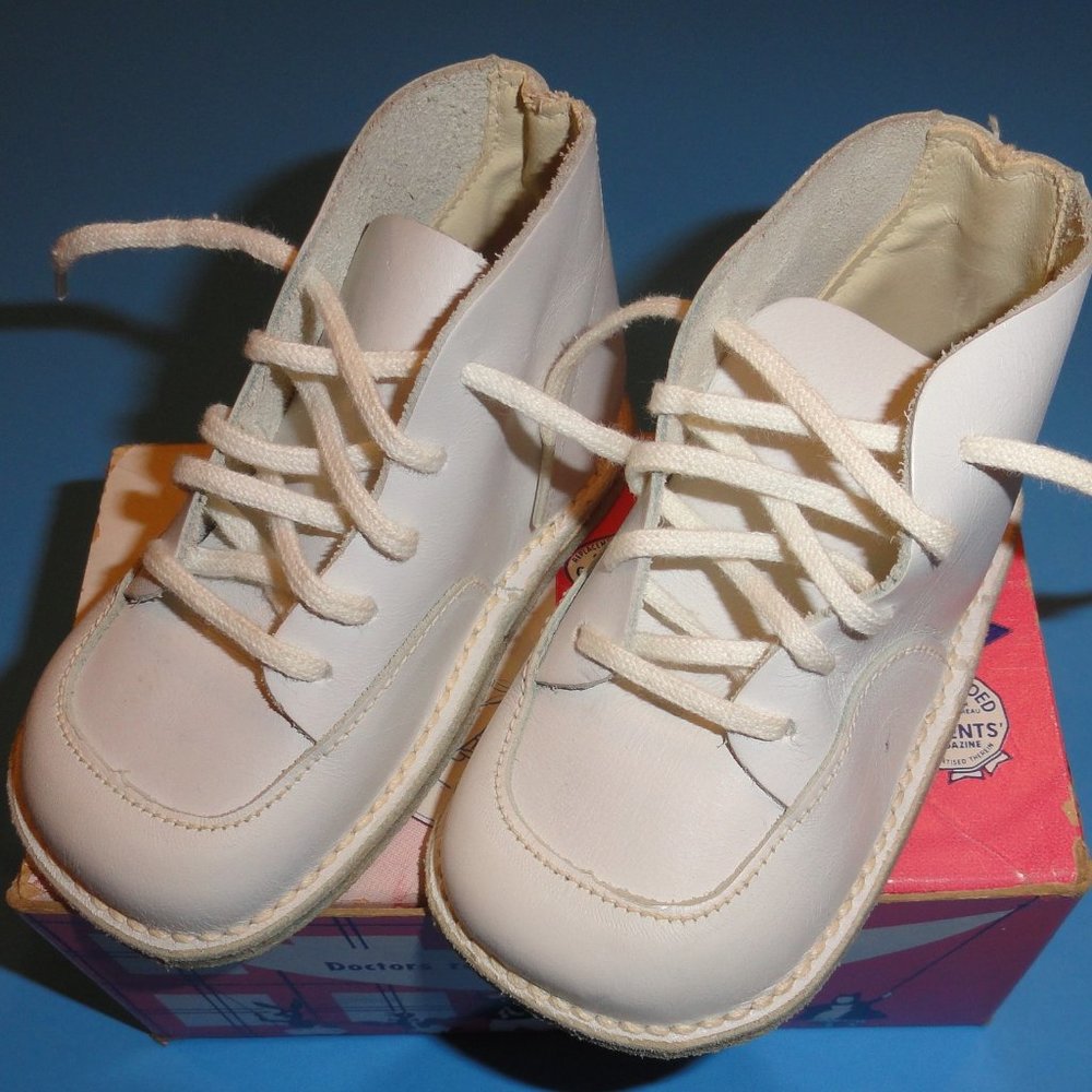 Vintage Baby Shoes NEW 1950s excellent cond, white leather Wee Walker, K5-